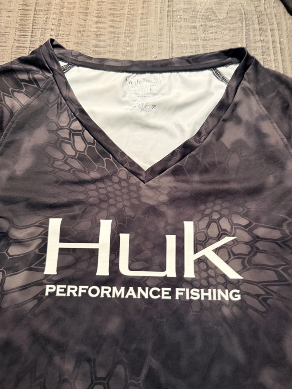 Huk Performance Fishing Black Charcoal Camo V-Neck Fishing Shirt - Picture 3 of 9